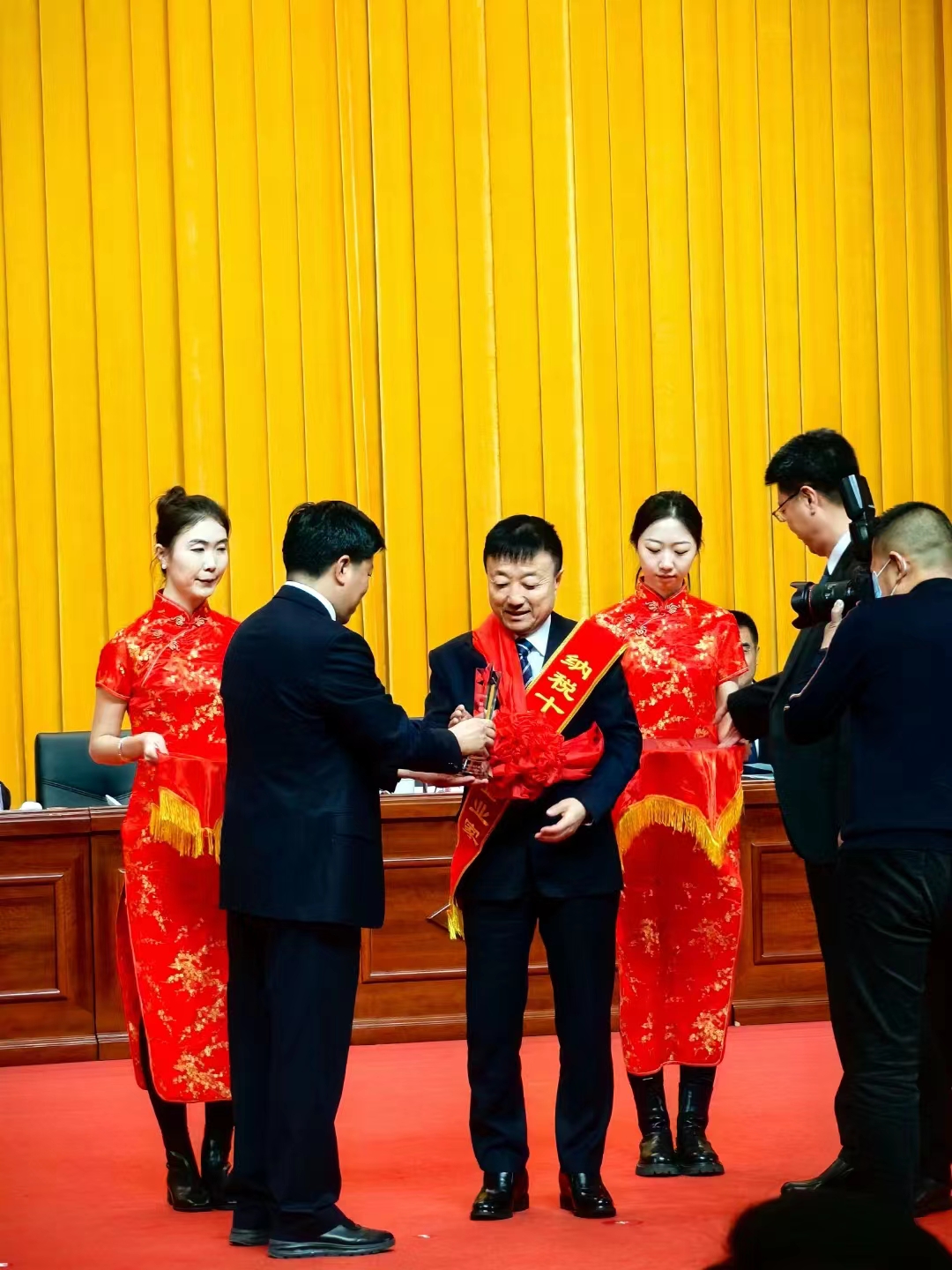 《全市民營經(jīng)濟(jì)大會》暨2023年度民營企業(yè)納稅十強(qiáng)表彰大會在葫蘆島市文化宮隆重召開，董事長趙立君先生代表集團(tuán)上臺領(lǐng)獎(圖3)