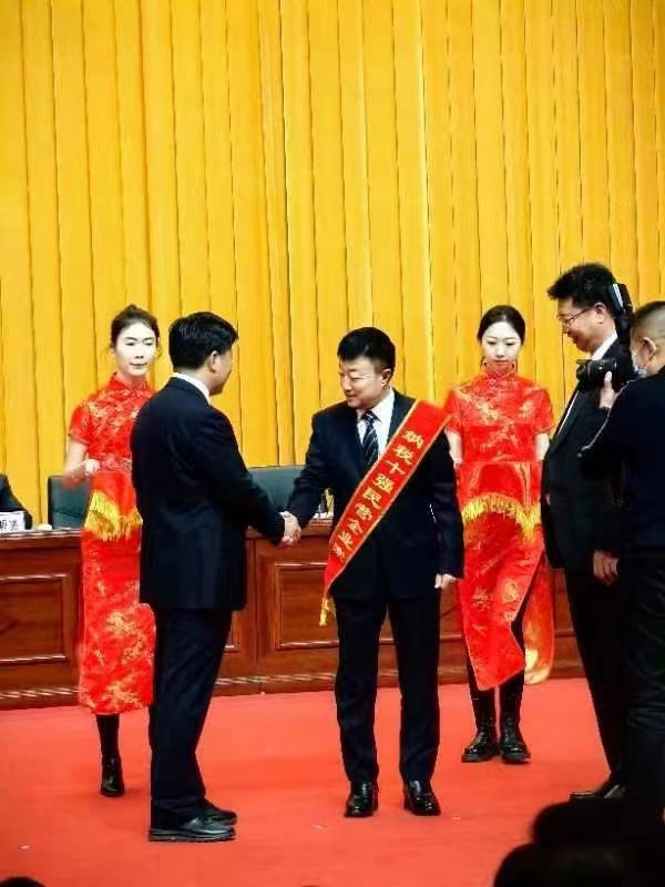 《全市民營經(jīng)濟(jì)大會》暨2023年度民營企業(yè)納稅十強(qiáng)表彰大會在葫蘆島市文化宮隆重召開，董事長趙立君先生代表集團(tuán)上臺領(lǐng)獎(圖2)