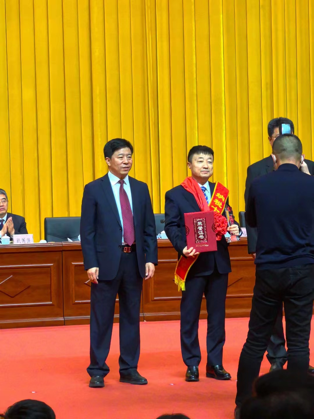 《全市民營經(jīng)濟(jì)大會》暨2023年度民營企業(yè)納稅十強(qiáng)表彰大會在葫蘆島市文化宮隆重召開，董事長趙立君先生代表集團(tuán)上臺領(lǐng)獎(圖4)